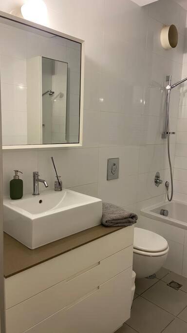 Laura Compound- Authentic 1 Bedroom Charming & Specious Tel Aviv Eksteriør billede