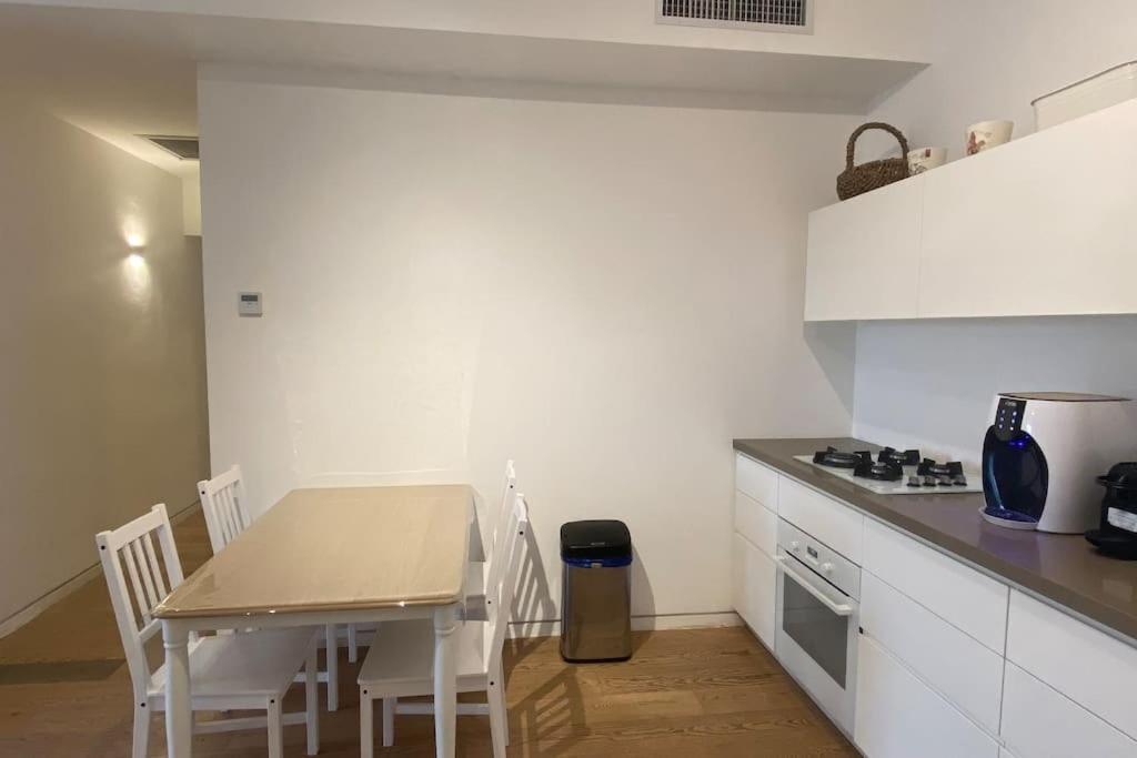 Laura Compound- Authentic 1 Bedroom Charming & Specious Tel Aviv Eksteriør billede