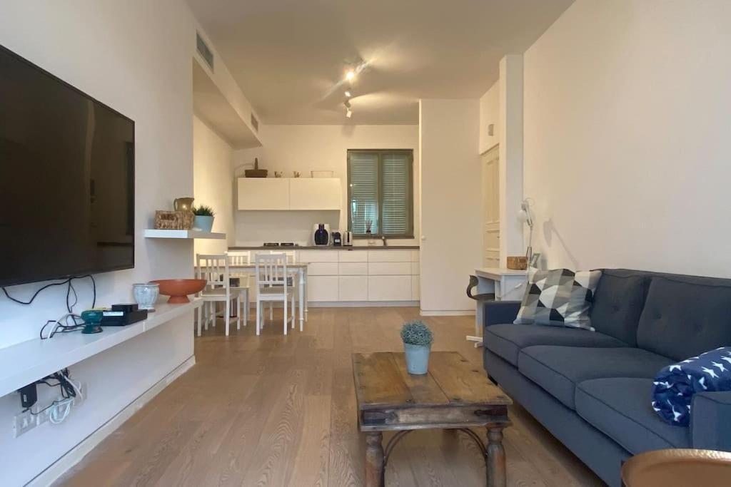 Laura Compound- Authentic 1 Bedroom Charming & Specious Tel Aviv Eksteriør billede